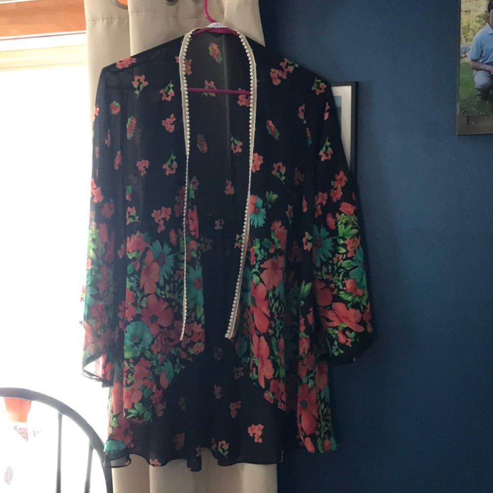 Chris and Carol, shawl. Very pretty print, black background floral design size M